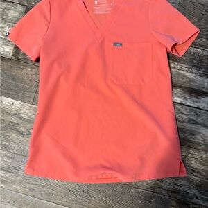 Figs Coral V-Neck Scrub Top (XS)